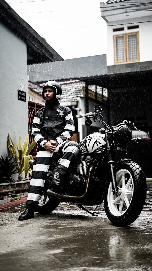 Restez au sec et stylé avec la tenue pluie moto idéale